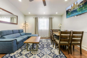 Stylish 4BR Condo in Downtown by Hosteeva